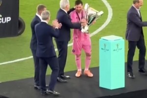 颁奖时刻，梅西一甩头：老贝来站我边上😁